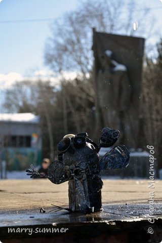 А это самый центр парка, здесь проходят все городские праздники. Выступают разные городские коллективы. А по середине стоит памятник труженикам войны и тыла.  (фото 12)