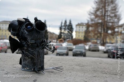 Городская площадь, 2 место праздников. Обычно начинают в парке а заканчивают именно на площади. Летом тут можно посидеть на фонтане, покататься на роликах, велосипеде, скейте и т.д. А за ДК наши ребята показывают фаер-шоу, интересное зрелище :D (фото 14)