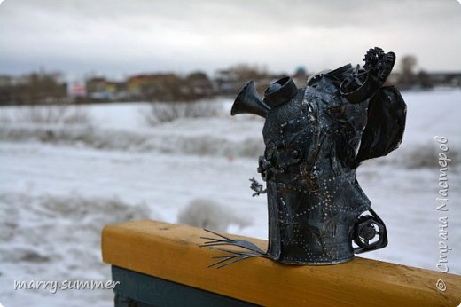 Я очень люблю наш пруд. Здесь красиво вечером, а вид открывается и на город, и на коттеджи. Летом все зелено, и появляется красивая аллейка среди деревьев.  (фото 4)