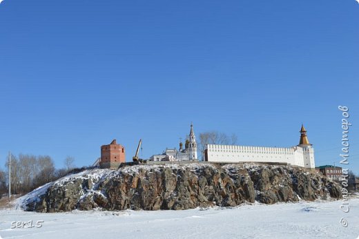 Один из красивейших видов, который можно наблюдать с нашего берега! Перед Вами Троицкий камень, и на нем красавец Белокаменный Троицкий собор! А ещё вы стали свидетелями восстановительных работ стены и стрелецких башен. (фото 4)