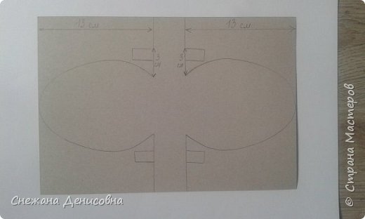 Материалы:
-картон жёлтого цвета
-бумага двухсторонняя красного,оранжевого,зелёного цвета
-чёрный маркер
-ножницы
-клей
- лента
- вырезные цветочки.

На картон А 4 жёлтого цвета перерисовываем схему коробочки. (фото 2)