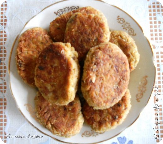 Здравствуйте, мои дорогие!! Сегодня хочу поделиться с Вами простым, удобным и, что очень важно, бюджетным вариантом рыбных котлет. Купить свежую рыбку не всегда есть возможность, а вот баночка рыбных консервов найдется в холодильнике большинства хозяюшек. А еще консервы не нужно чистить, выковыривать эти противные косточки да и мясорубка нам не понадобится. Этот рецепт - палочка-выручалочка, если вы не знаете, что бы такое быстренькое и вкусненькое приготовить на завтрак или ужин.
Ой, что-то у меня слишком много текста получилось, а рецептик пока так и остался неизвестен. Исправляюсь. (фото 1)