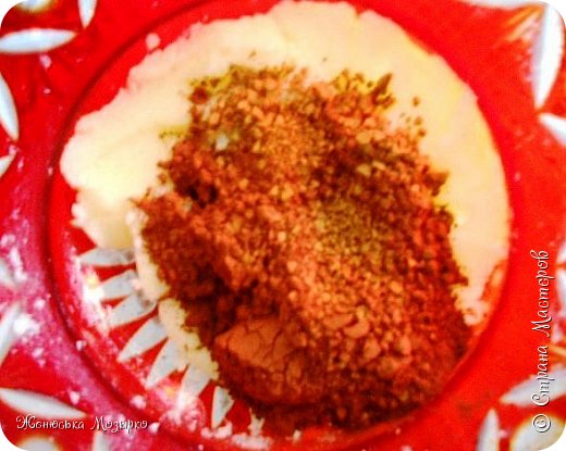 Дальше добавляем кофе и какао. Растираем пока масса не станет более-менее однородной (фото 4)