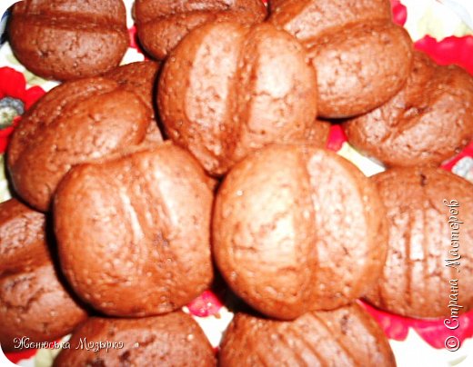 Для приготовления кофейного печенье нам понадобятся такие продукты:
сливочное масло комнатной температуры - 100 г.;
сахар - 150 г.;
кофе растворимый - 1 ст. л.;
какао - 2 ст. л.;
яйца - 2 шт.;
разрыхлитель - 1 ч. л.;
мука - 1,5-2 ст. (мне хватает 1,5 ст.) (фото 2)