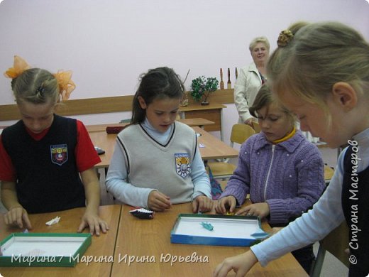 А теперь новое состязание. Чей кузнечик запрыгнет в коробочку (фото 4)