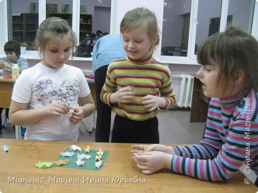 А потом поиграли к урестики - нолики. Команда белых кузнечиков против команды оранжевых (фото 3)