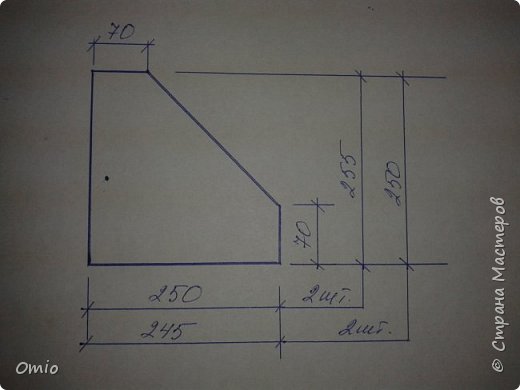 Вырезаем с помощью канцелярского ножа заготовки в виде прямоугольника: 
дно  250*310мм = 1шт, 
спинка 255*310мм = 1шт, 
главный фасад 70*310мм = 1шт,
наружные торцы  левый / правый 250*255 мм (см.рис.ниже) 2 шт, 
внутренние разделители 245 * 250 мм (см.рис.ниже) 2 шт. (фото 2)