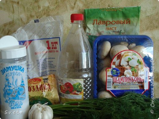 Продукты даю как в рецепте написано, сама я все половинила, поэтому у меня вышла 350 граммовая баночка шампиньонов.
1.шампиньоны (вешенки)  - 1 кг;
2. вода - 600 мл;
3. 2 ст. лож. соли;
4. 1 ст. лож. сахара;
5. 4 ст. лож. уксуса;
6. 2 шт. лавр. листа;
7. 6 шт. гвоздики;
8. укроп сушеный;
9. 2 зубчика чеснока. (фото 3)