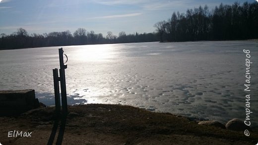 Приглашаю в мааааленькое путешествие по весеннему Петербургу... 
По работе недавно ездила в Петергоф, таким его никто из туристов никогда не видел... Как же там тихо и размеренно течет жизнь, не то, что в самом Питере....
Это пока еще замершее озерцо питает своей водой знаменитые каскадные фонтаны Петергофского дворца. (фото 1)