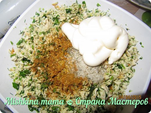 Добавить по вкусу специи, соль и майонез( сметану). Хорошо перемешать, если суховато, то добавьте ещё майонеза. Можно смешать в равных количествах майонез и сметанку. (фото 6)