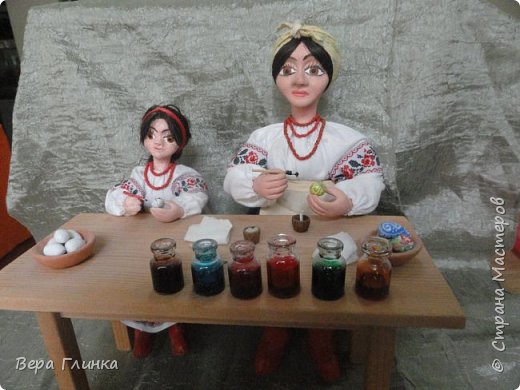 А расписывается она вот так... Писанка это особая пасхальная "открытка" (хотя писали писанки не только к пасхе),но пишется она не на бумаге а на яичной скорлупе, и не обычными словами, а особыми символами пришедшими к нам из глубины веков. На маленьком яйце с их помощью можно зашифровать целое послание и всегда оно будет светлым и добрым! (фото 2)