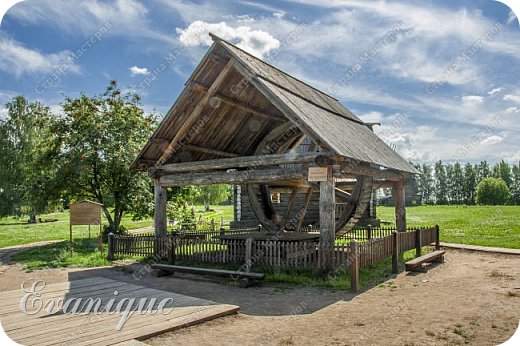 Прошлым летом побывали в Суздале. Красота)))) Все очень интересно и необычно, очень красиво; впечатление будто окунаешься куда-то в 11-13 века. Все дышит мощью, красотой и умиротворением, и даже толпы туристов почти не портят впечатления))))

Это Колесной Колодец в Музее деревянного зодчества (фото 1)