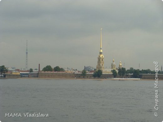 Доброго утра всем. Сегодня хочу поделиться впечатлениями от посещения города Санкт-Петербурга. Так что дорогие мои запасайтесь терпением и мы начинаем. Первое на что мы решили посмотреть по приезду в этот город, была конечно Петропавловская крепость. И так день первый. Петропавловский собор в крепости.  (фото 1)