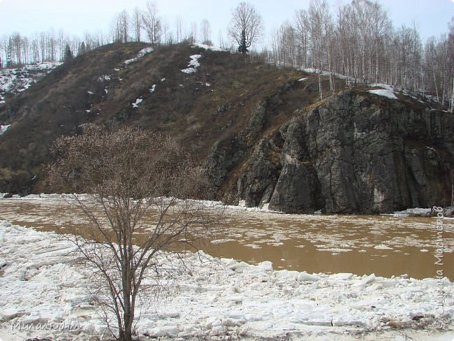 Здравствуйте! Хочу показать в каком красивом месте я живу. Хочу показать красоты сибирской весны. А когда приходит весна? Когда вскрывается речка ото льда.  Вот он ледоход. Это первая декада апреля. В это время из года в год вскрывается речка. (фото 1)