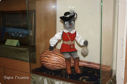 Кот в сапогах расправился с людоедом. Сапоги и ремень у кота кожаные, шпага тоже ( почти) настоящая- острая, металлическая и из ножен вынимается. Ну и шляпа- не шитая, а формованная, по всем правилам шляпного производства! (фото 6)