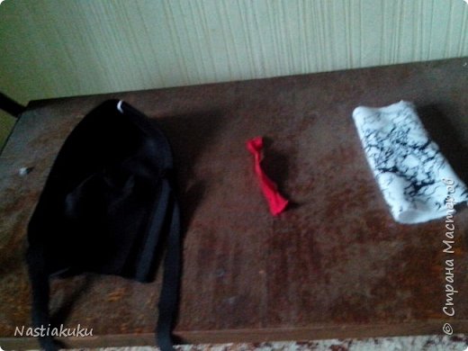 Ну, напоследок я вам расскажу про свой костюм: это черный плащ, там руки просовываются. Маленький красный ремень и платье белое.
Надеюсь, займу третье место. (фото 4)
