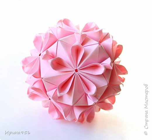 Cherry Blossom
Схема здесь - http://blogs.privet.ru/community/kusudama/111829146.
30 модулей 8,5 х 8,5 см.
Размер - около 9 см. (фото 18)