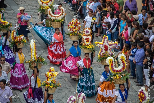 Guelaguetza это праздник, в котором принимают участие представители 16 этнолингвистических групп Оахаки, собирающихся вместе Можно увидеть разнообразие традиций, культур, традиционную одежду, народные танцы, свойственных для их региона. (фото 13)