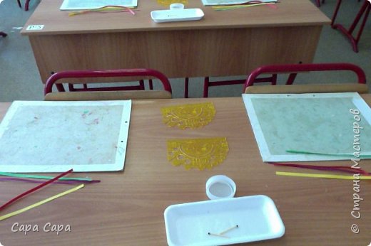 Так выглядит парта для квиллинга перед уроком. Открыла для себя, что спичками детям крутить квиллинг намного удобнее, чем зубочистками. (о спец ручках только мечтаем) (фото 2)