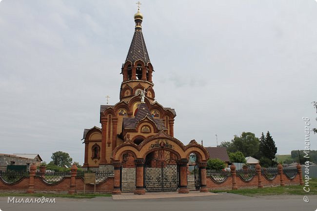 На народные деньги построен храм в центре села. Храм построен в византийском стиле. (фото 2)