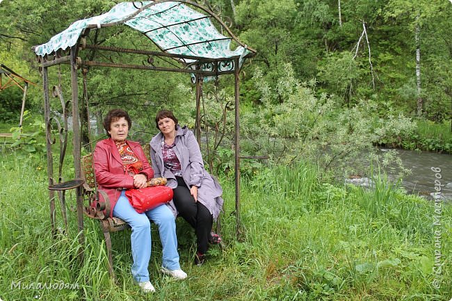 Вот такая уютная скамеечка на берегу горной речки. А я сегодня с вами прощаюсь. Продолжу завтра, если получится. (фото 47)