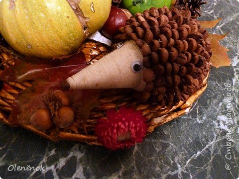 А ещё тут классный, кофейный ёжик. Тело- пенопластовый шарик, носик- конус из картона обмотанный нитками. (фото 4)