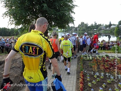 Участники велопробега возлагают венки и цветы к месту перезахоронения. (фото 9)