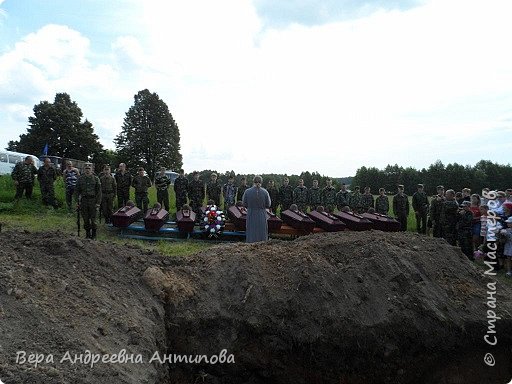 Застыли  в почетном карауле и солдаты воинской части Калужского военкомата.
 По русскому обычаю солдат отпевает батюшка. Не поверите, но это факт, который мне рассказали жители села: в момент отпевания небо стало всё голубое, а облачка собрались в крест. Я в тот момент всё недоумевала - куда это люди в верх смотрят. А потом мне про это рассказали. Вот так сам Господь провожал своих защитников! (фото 11)