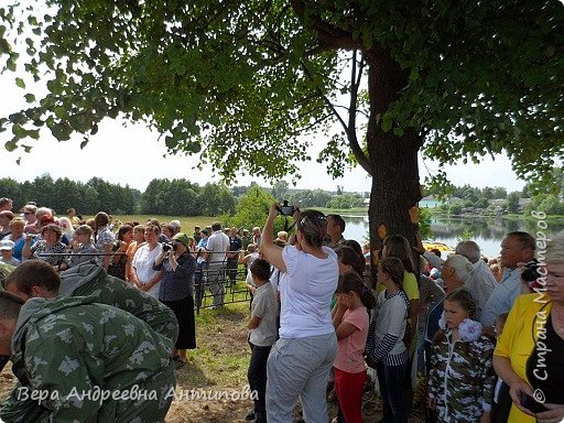 Здесь плохо, конечно, но видно  солдат, дающих  залп, в честь воинов. (фото 12)