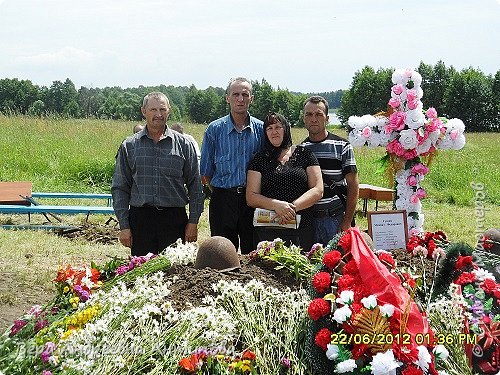 А это  племянники Михаила Фёдоровича-  я, мой родной брат Юрий из Пензы, двоюродные братья : Вячеслав из Воркуты и Эдуард из Белоруссии. Это не все племянники, самые младшие, нас много и все разбросаны по разным городам нашей необъятной Родины! К сожалению, здоровье и обстоятельства не позволили всем приехать, но мы все помним и гордимся своим дядей! Теперь мы знаем,  как он погиб, в память о нем будем хранить и передавать по наследству медальон, где его рукой написаны его данные.
               МЫ ПОМНИМ! МЫ ГОРДИМСЯ! (фото 13)