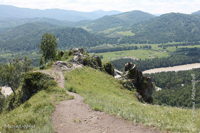 Вот она смотровая площадка (прямо по тропинке)  и Чертов палец.(скала справа) (фото 40)