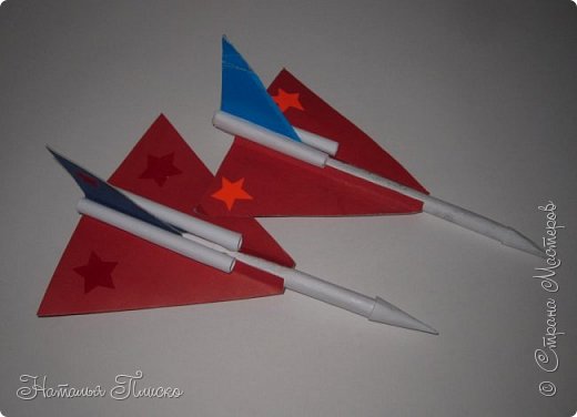 Один самолётик (тот, что подальше) тоже сделан Егоркой на кружке "Самоделкин", а второй, точная копия первого, - совместная работа Ильи и Егора в подарок ветерану) (фото 17)