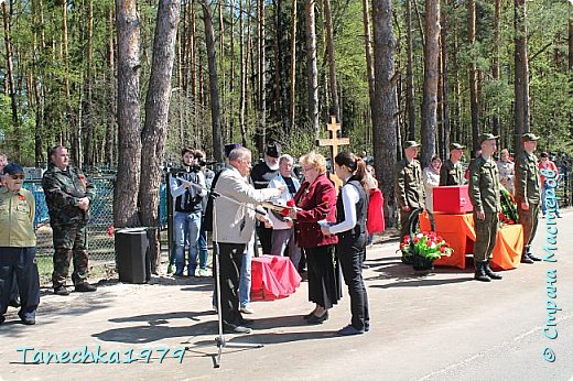 во время передачи останков Буланцова В.Т. родственникам были вручены дорогие реликвии: солдатский медальон и пробитая пулей каска, найденный на месте гибели бойцов, 
а также вручена медаль "Шагнувшие в бессмертие", вещи родственники передают в краеведческий музей Коробовского лицея. (фото 13)