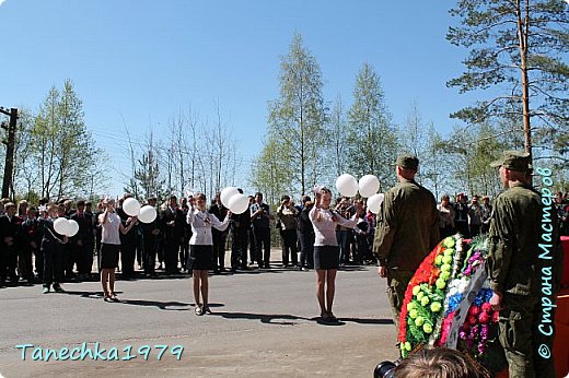 Сколько б лет ни прошло,
О войне не забыть.
Будет память о ней
Всердцах наших жить,
Будут душу тревожить
Майские дни,
И летящие в светлую даль
ЖУРАВЛИ (фото 16)