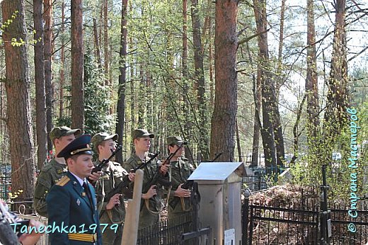 В честь павших героев звучат оружейные залпы. (фото 23)