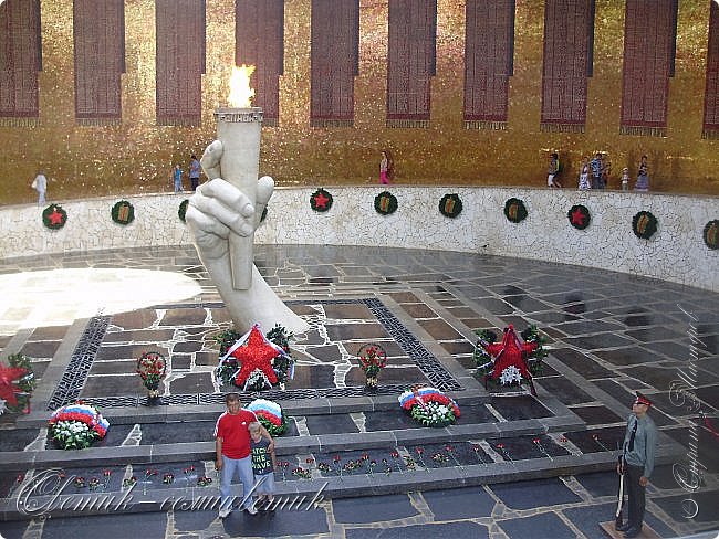 В центре зала высится рука, сжимающая факел Вечного огня – символа жизни, который нам протянули те, кто шел на смерть и сложил жизнь в Великой битве. На факеле начертано: «Слава, слава, слава». Здесь тоже играет музыка – звучащая здесь траурно мелодия Шумана «Грёзы». (фото 9)