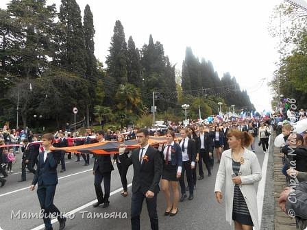 1.	Дорогие жители Страны мастеров! Очень хочется  в этот радостный  день поздравить  Вас с этим замечательным праздником – День Победы! 
        «Это радость со слезами на глазах» — написанные в 1975 году гениальные строки поэта Владимира Харитонова идеально подходят на роль символа любого Дня Победы за последние 70 лет. Но в грядущий День Победы они будут звучать особенно остро, горько и пронзительно.
9 мая 2015 года — это великий праздник, очень своевременное напоминание о том, как семь десятилетий тому назад наша страна спасла мир от превращения в сплошную зону гитлеровской диктатуры. Но одновременно 9 мая 2015 года — день, который не терпит фальши, пафоса, передергиваний и политически корректных умолчаний. 
