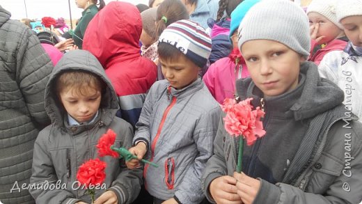 6 мая у Мемориала «Слава Героям Великой Отечественной войны» прошел митинг в память погибших Черемховцев в годы войны, посвященный 70-летию Великой Победы, организованной МОУ школа №1.  Участие в митинге приняли и учащиеся детского объединения «Юный художник» совместно с родителями. По окончанию митинга дети и родители возложили цветы, которые сделали сами из гофрированной бумаги на занятиях. (фото 2)