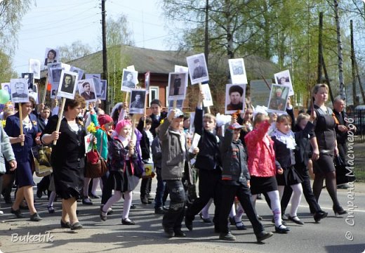 Мой сынок принял участие в акции "Бессмертный полк" в нашем городе, нес портрет прадедушки. (фото 6)