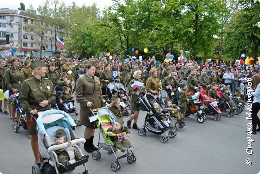 Для нашей семьи, как и для многих в нашей стране, День Победы - не простой день. Это и радость и печаль одновременно. Это день, когда мы не просто россияне - а потомки славных воинов. И всеобщее счастье жить под мирным небом объединяют всех жителей Крыма: ветеранов войны и труда, пенсионеров и школьников, людей любой профессии и статуса. Например, мамы столицы Крыма - города Симферополь, которые растят будущих защитников Отечества, тоже не остались в стороне в этот день.  (фото 5)