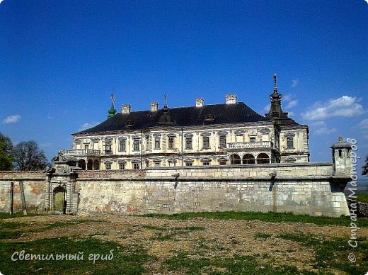 Подгорецкий замок.
Первые упоминания о нем относятся к 1630-му году.Строился для увеселений и балов,как летняя резиденция графов Пидгорецких .В 1720 году замок купил полковник Лев Ржеуский. 
Вы,наверно,узнали-замок был Версалем в культовом советском фильме "Д*Артаньян и три мушкетера". (фото 12)