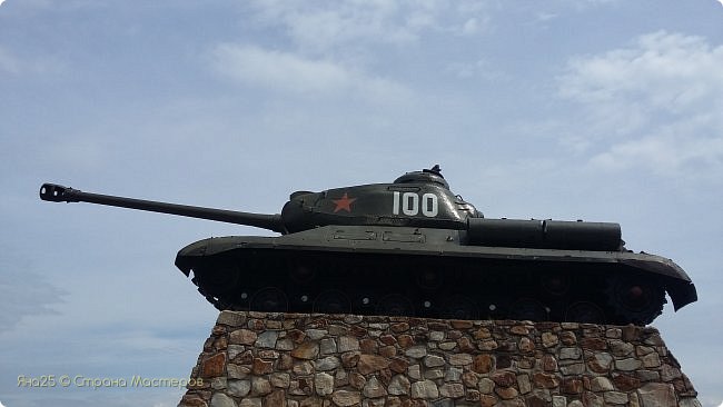 По дороге к смотровой площадке, стоит вот такой танк. Честно, я историк, но не знаю что это за танк. (фото 13)