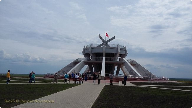 А вот и смотровая площадка, с которой открывается вид на поля, где шли бои. (фото 15)