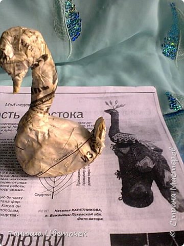 Сказка о Павлине и прекрасных бабочках
Игорь Шандра сайт Стихи.ру.
В стародавние времена жил да был Павлин. Тогда он ещё не был таким красивым и имел самое обыкновенное, серое оперенье. Многие птицы посмеивались над ним, дразнили, называли его «серой курицей». Но Павлин никогда не отвечал своим обидчикам. Ведь он был очень доброй птицей и считал, что главное – это не внешняя, а внутренняя красота.
Однажды над джунглями пронёсся страшный ураган. Стайка прекрасных бабочек была застигнута в пути. Бабочки просили зверей и птиц укрыть их от урагана. Но никто не хотел им помочь. Все отвечали: «Спасайтесь сами. Сейчас не до вас!». И только лишь один Павлин согласился укрыть бедных бабочек.
Он сказал:
– Летите ко мне, милые бабочки. У меня большой, длинный хвост. Под ним легко уместится вся ваша стая.
Заворчала жена Павлина:
– Ты что с ума сошёл? Подумай о себе! Ты же сам можешь погибнуть от урагана!
Но Павлин отвечал:
– Не бойся, милая. Ничего со мной не случится. Как же я могу отказать им в помощи? Они такие беззащитные! Без меня они непременно погибнут.
– Ну как знаешь! – сказала жена и спряталась в укрытии.
Долго над джунглями бушевал ураган. Гремел гром. Сверкали молнии. Холодный дождь, не переставая, хлестал Павлина. Он сильно промок и продрог. Но, невзирая на эти все невзгоды, продолжал укрывать стаю бабочек и согревать их своим теплом.
Все неприятности когда-то кончаются. Закончился и этот страшный ураган. Рассеялись тучи, засияло ярко солнце. Бабочки поблагодарили Павлина и продолжили свой путь.
Первой к Павлину прибежала его жена. Она, как и Павлин, была доброй птицей, но, конечно же, не такой смелой, как её муж.
– Дорогой, – сказала она, – я так переживала за тебя! Прости меня, я была не права! Ты у меня – настоящий герой!
Тут к Павлину пришли и другие птицы и звери. И все с изумлением заметили, как преобразился Павлин. Он стал настоящим красавцем. На его хвосте и опереньях засияли прекрасные разноцветные узоры, оставшиеся Павлину в подарок от бабочек.
С тех пор Павлин стал самой красивой птицей в джунглях. А у его жены так и осталось серое оперенье. Но, несмотря на это, Павлин всё равно очень сильно любил свою жену. Потому главное – это не внешняя, а внутренняя красота!
© Copyright: Игорь Шандра, 2012
У меня он тоже был серый из газеты.
(фото 3)