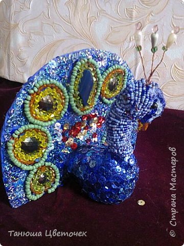 Посмотрите, что за птица –
Красотой не насладиться!
На хвосте палитра цвета –
Эта птица чудо Света.
Любит перьями хвалиться.
Говорит всем:
– Я жар-птица.
Только он павлиний сын
И зовут его – павлин.
В.Гвоздев
(фото 1)