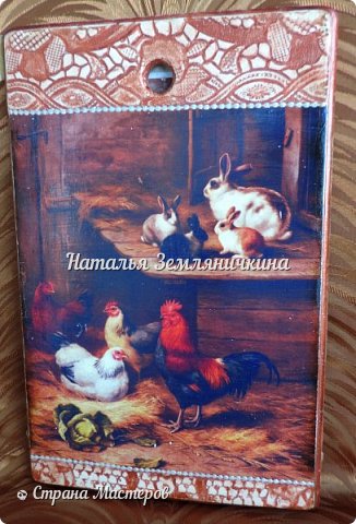 Срочно понадобилась еще одна доска.  Пришлось делать. Если учесть, сколько я распечаток скатала своими пальчиками, то видеть этих петушков уже было тяжеловато((Эта доска и тарелка с росписью нашли своего хозяина.  (фото 10)