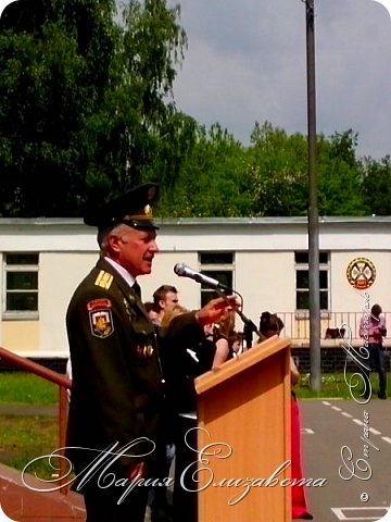 Директор корпуса В.В. Годына поздравляет выпускников с окончанием Кадетского корпуса . (фото 4)