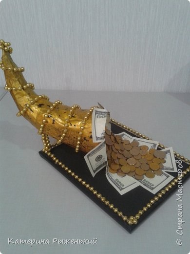 Честно потрепал мне нервишки этот рог. Я до сих пор не смогла разобраться в чем было дело. Изначально Рог планировался быть одним цветом (однотонным). Но случилось что то не объяснимое - после нанесения золотой краской на рог она начала пузырится. Вот тут то и я помучилась. Долго думала из за чего и почему,но делать что нужно.Вот и решила места где краска пузырилась немного (легонько) пошкурить. Не везде получилось, но в итоге получилось неплохо. На этой фотке видно (фото 2)