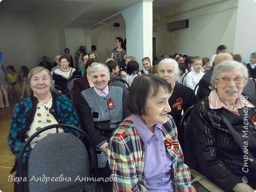 Потихонечку их становится всё больше в зале. Конечно, среди них не все участвовали в боях, но и им досталось лихое время. Это труженики тыла и дети войны. Не дай Бог нам такого детства. (фото 8)