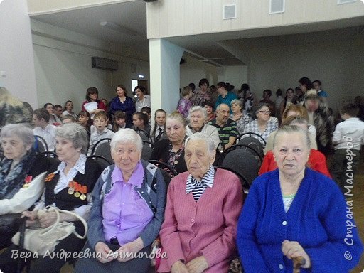 Гостей всё больше и они тоже волнуются. (фото 9)